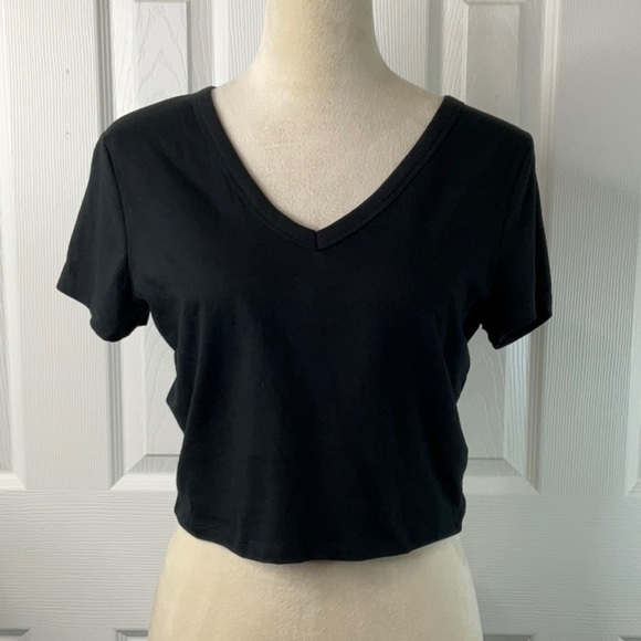 Wild Fable - Women's Short Sleeve V
Neck Cropped T Shirtless Various Sizes - Picture 2 of 7